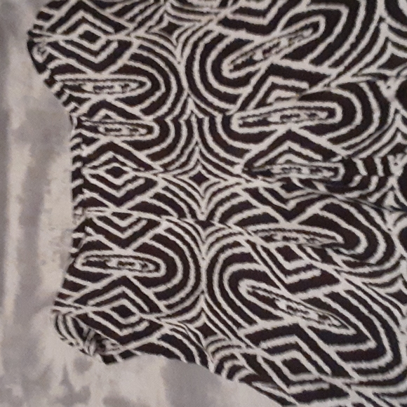 Faded Glory (Black and White) Tank Blouse, little loose, so it can Flare. - Picture 9 of 10